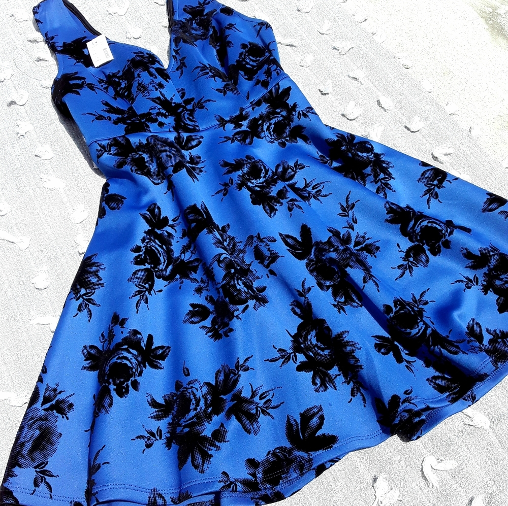 Dress - Picture 1 of 4